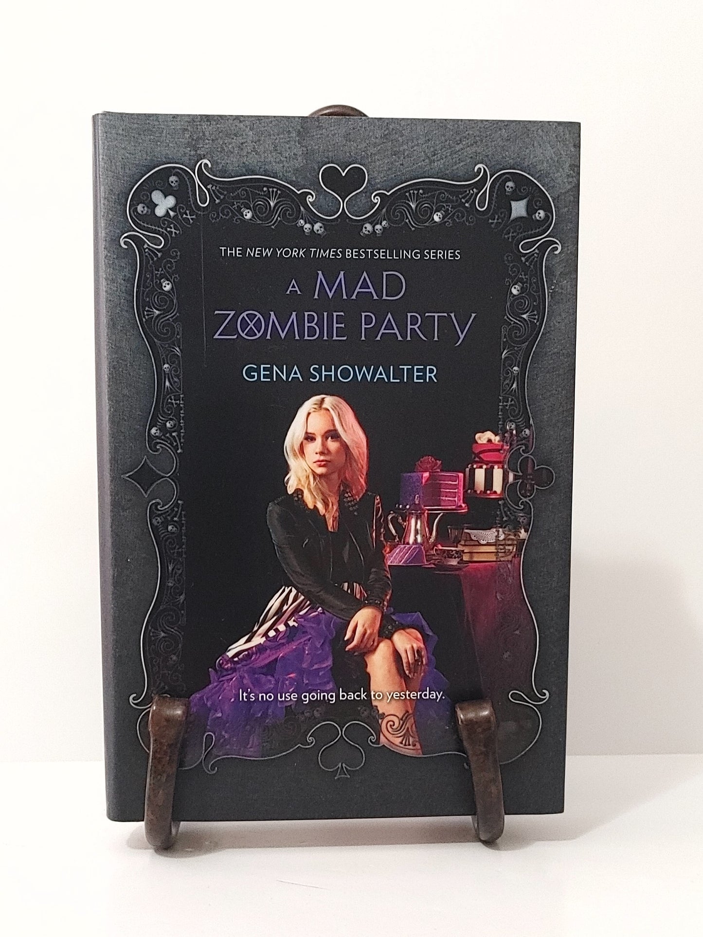 A Mad Zombie Party  (White Rabbit Chronicles #4)